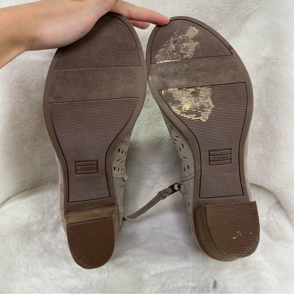TOMS MAJORCA khaki suede cut out PEEP TOE BOOTIES. Size 9 - Picture 15 of 16